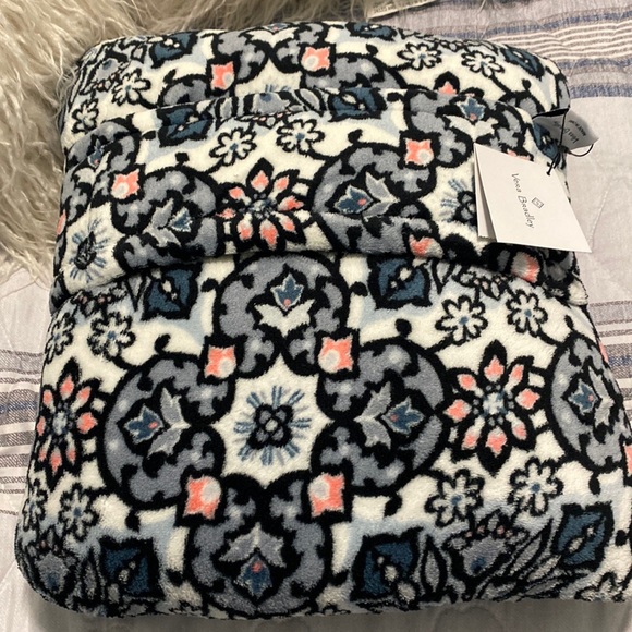 Vera Bradley Bedding Nwt Vera Bradley Flees Travel Blanket Poshmark